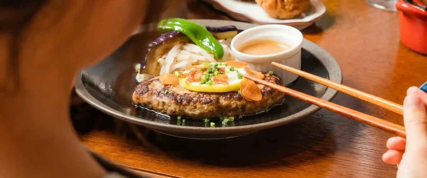 ゴマゆずポン酢ハンバーグを食べている様子