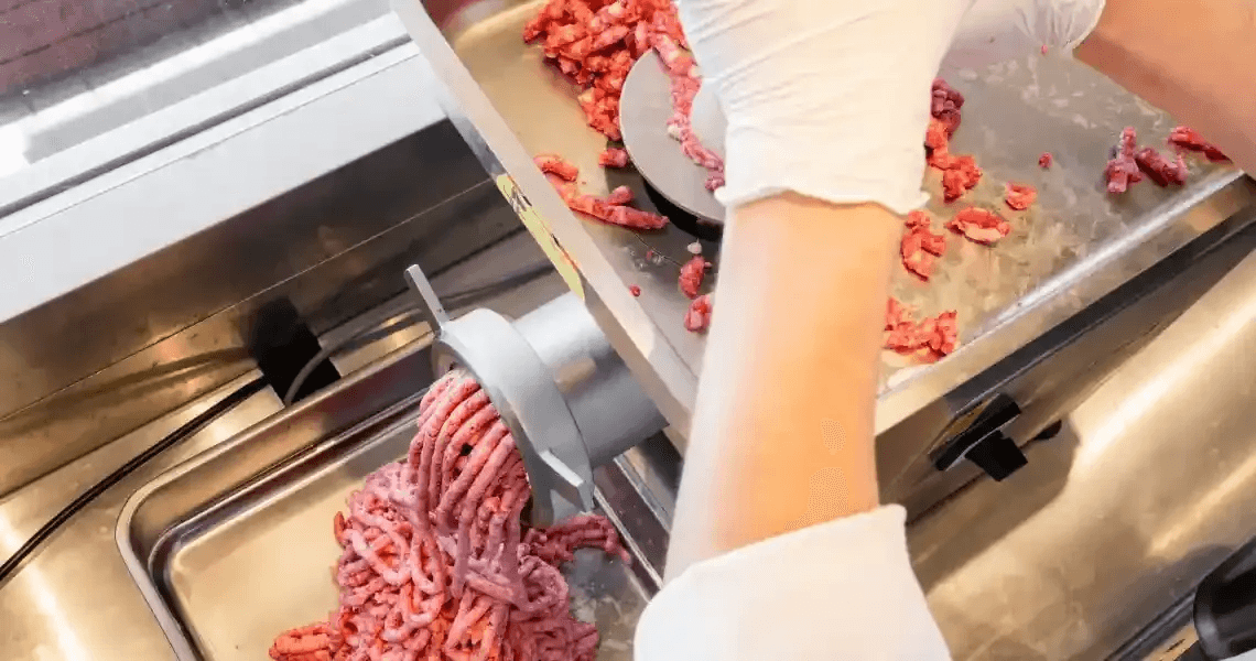 自家製ハンバーグ用の肉挽き工程
