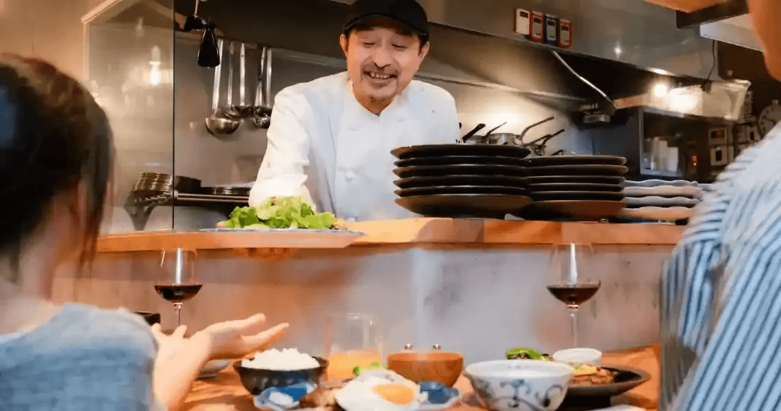 接客中の笑顔のシェフ