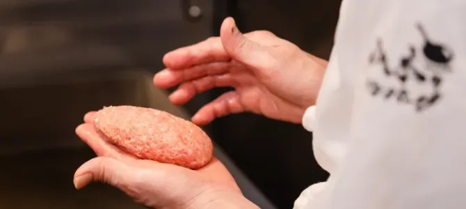 手作りハンバーグの成形