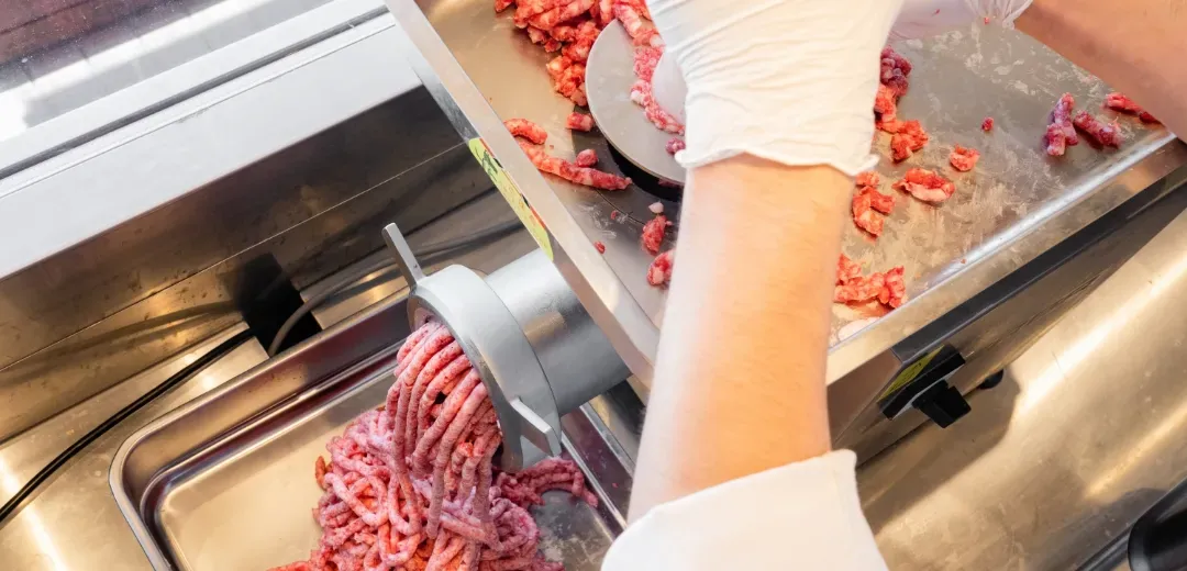 肉挽き作業