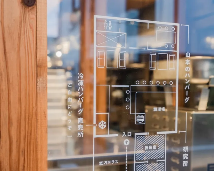 店内図が書かれている窓ガラス